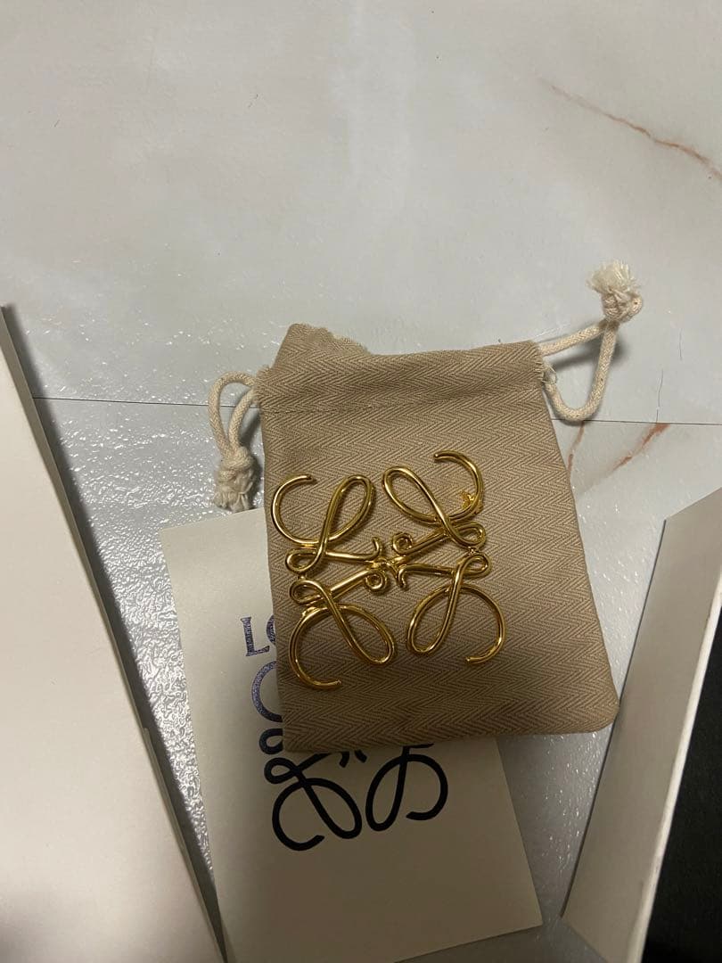 ロエベブローチ