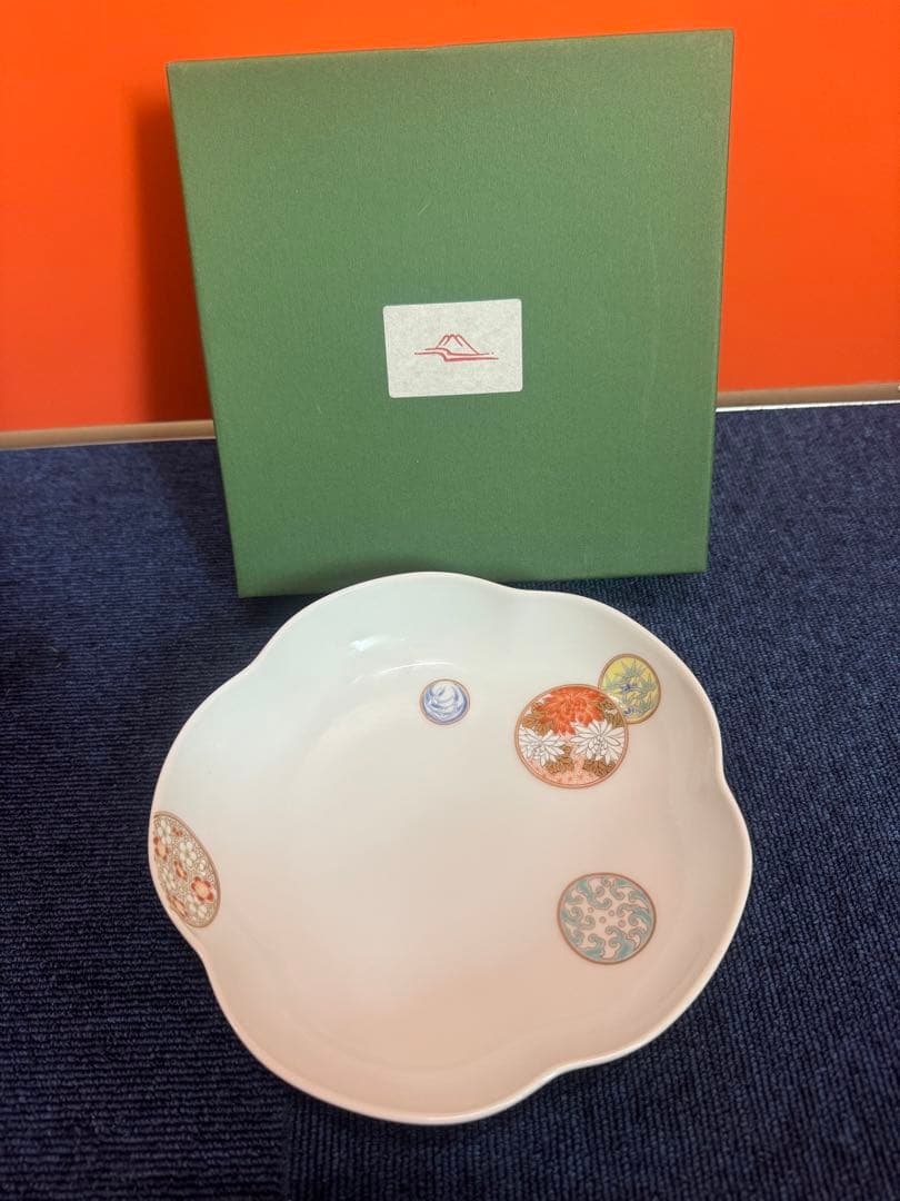 1771 深川製磁　寿赤絵　梅型鉢　mq