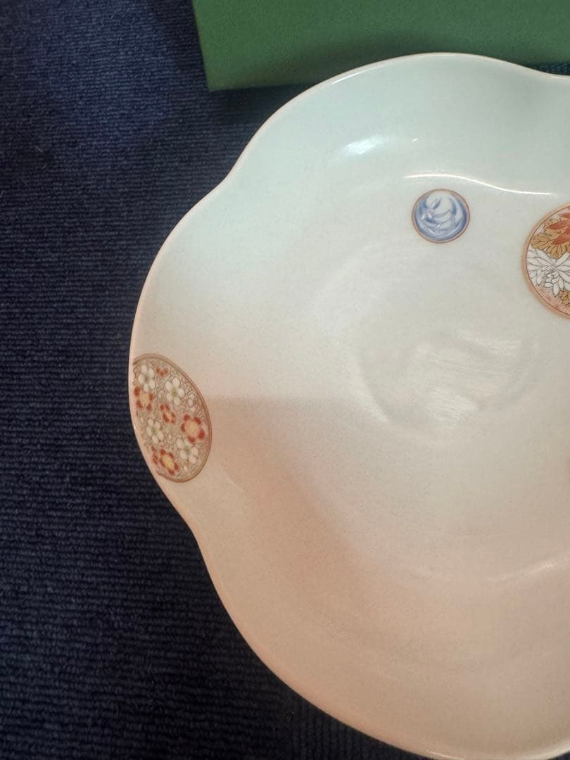 1771 深川製磁　寿赤絵　梅型鉢　mq