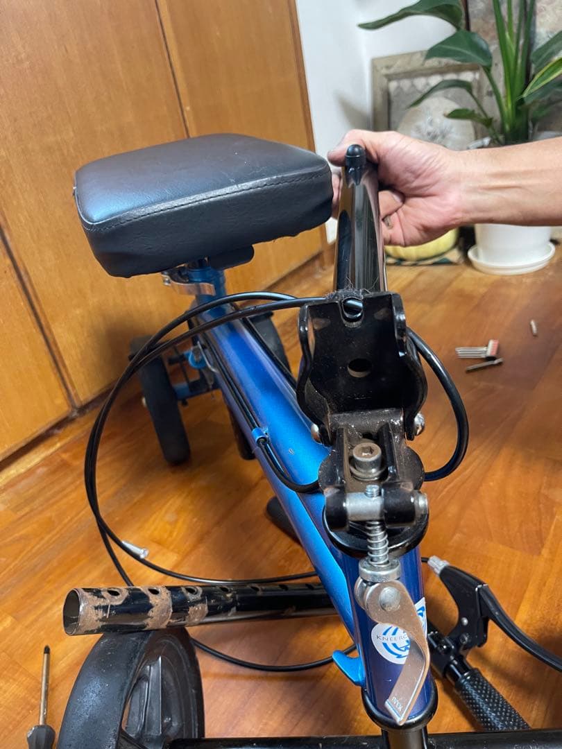 KneeRover 松葉杖代わりになる三輪車