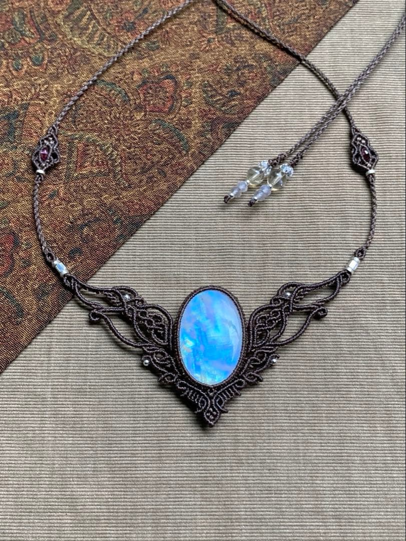 レインボームーンストーン　マクラメネックレス