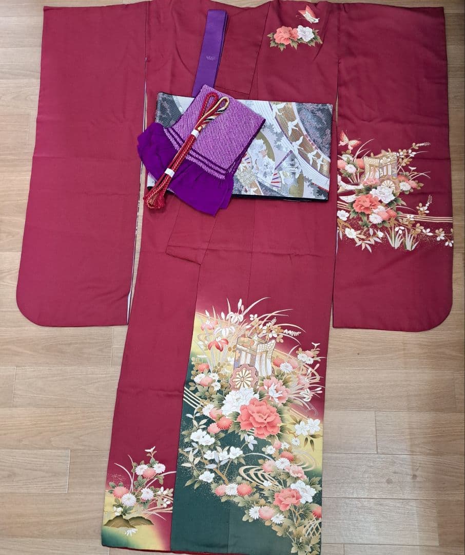 今大変お得なフルセット 正絹赤地振袖 ワイン裾グリーン御所車柄 成人式最適