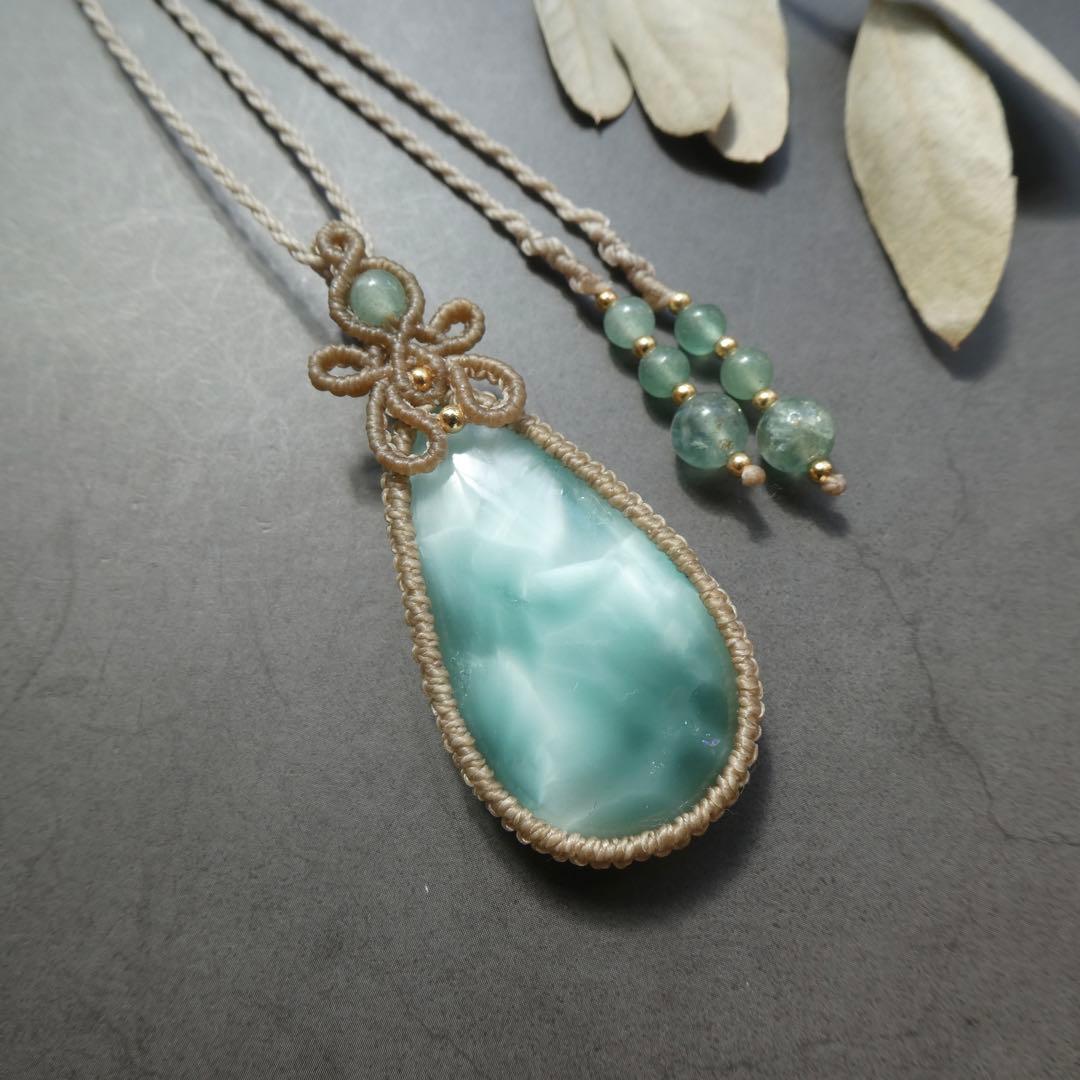 でんちゃん　大粒ヘミモルファイトのマクラメネックレス