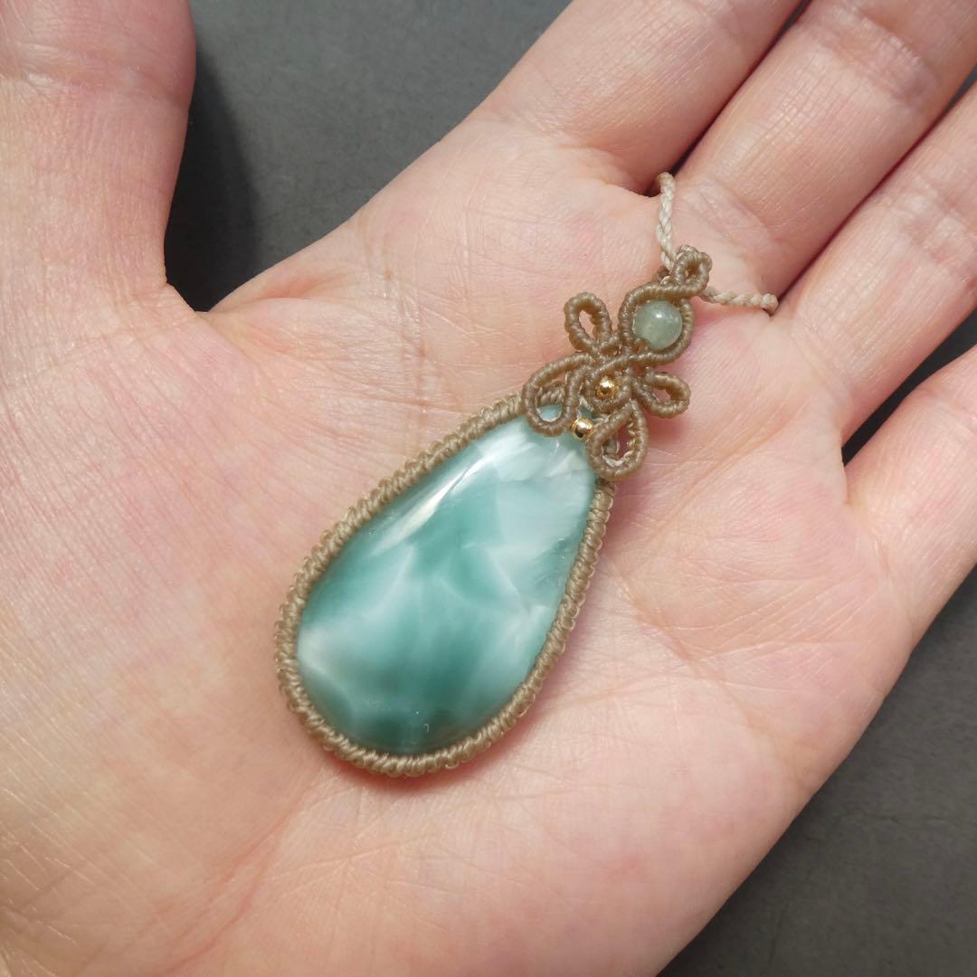 でんちゃん　大粒ヘミモルファイトのマクラメネックレス