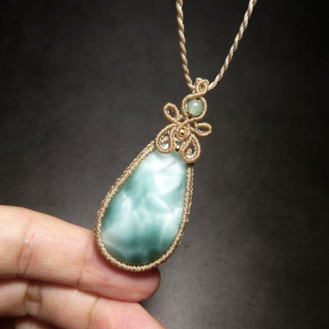 でんちゃん　大粒ヘミモルファイトのマクラメネックレス