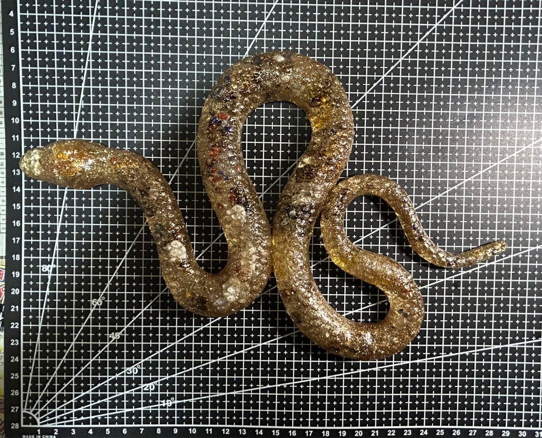 オルゴナイト 白蛇の抜け殻入り 金運 開運 魔除け 家内安全