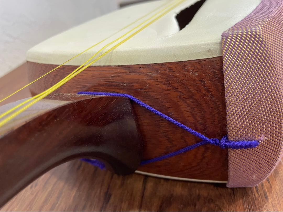 三味線　細棹　トチ紅木　子持ち綾杉胴　金細　二本溝