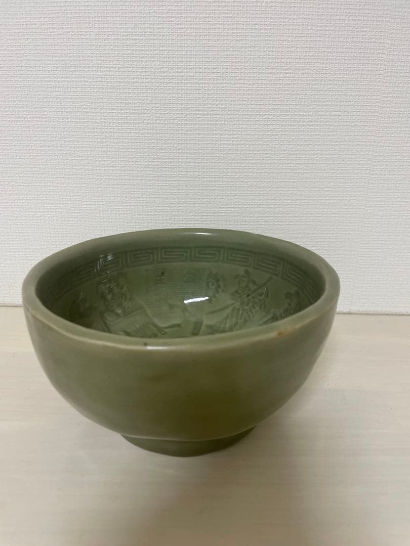 緑色 陶器製茶碗 彫刻模様