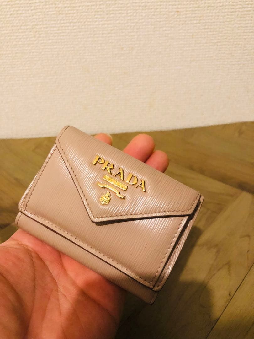 PRADA 三つ折り財布 ベージュ(ICチップ(RFID)搭載)