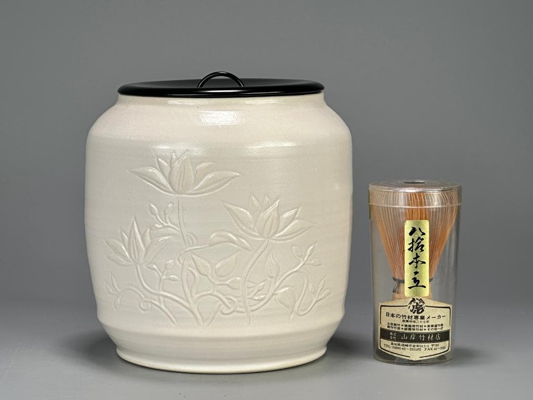 日本美術　茶道具　白磁　蓮花文　水指　在銘　治子