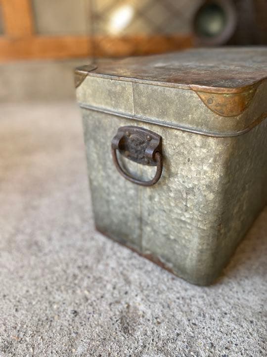 古道具  戦前 金具が珍しいブリキ缶