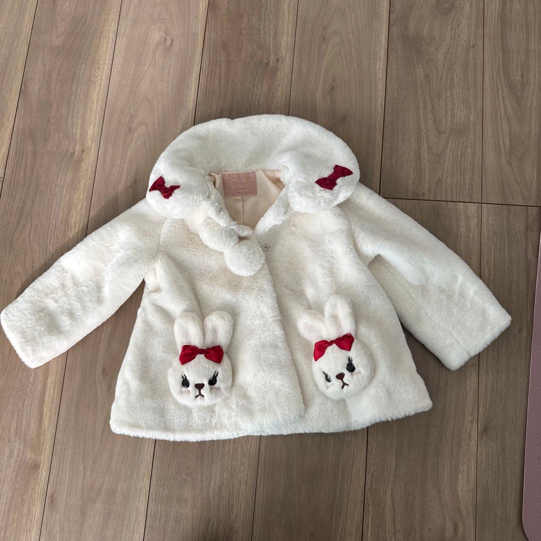 ま*ぎ様 ウサギモチーフの白いアウター