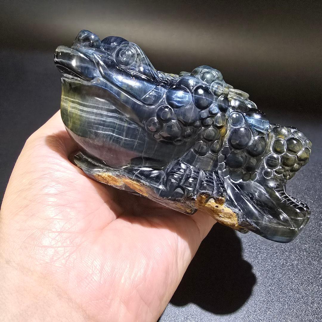 V3　青虎目石の三本足の蛙　ブルータイガーアイ　銭蛙　珍品　天然石