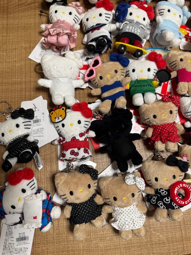 【新品】ME％ × Hello Kitty 限定コラボ マスコット 全27種