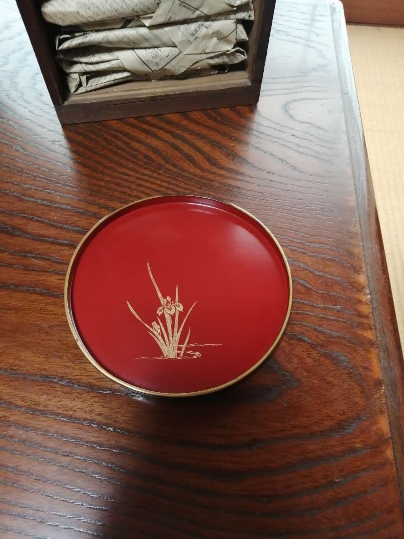 赤い漆器 椀 金色の花のデザイン