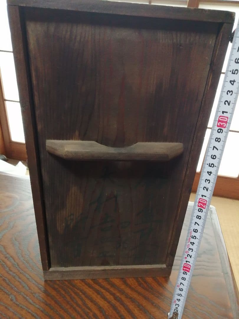 赤い漆器 椀 金色の花のデザイン