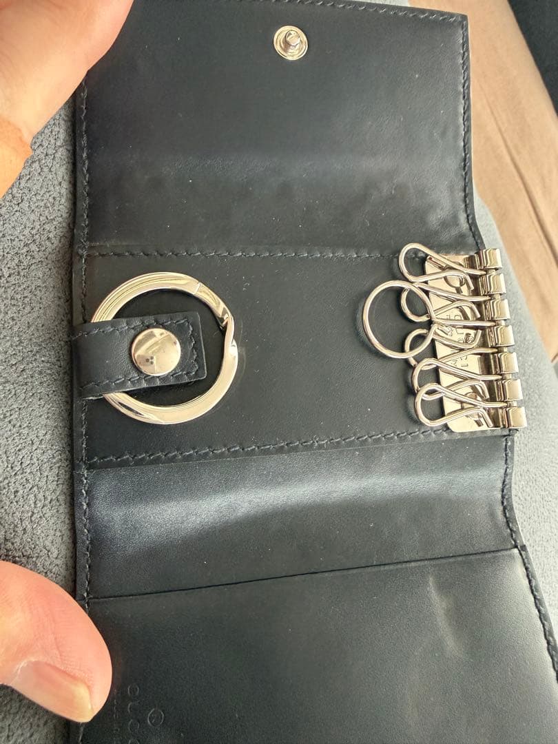 GUCCI ブラックレザーキーケース エンボス加工