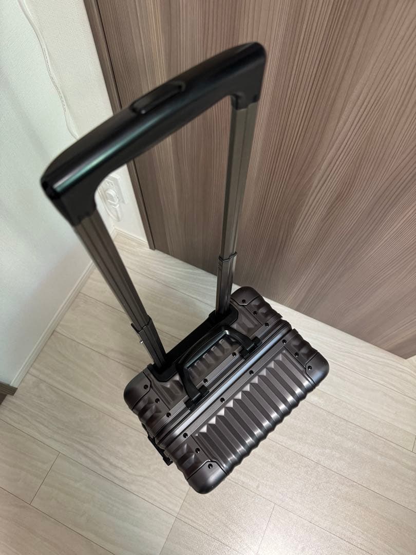 メルセデスベンツ　AMG 32リットル　キャリーケース　中古品