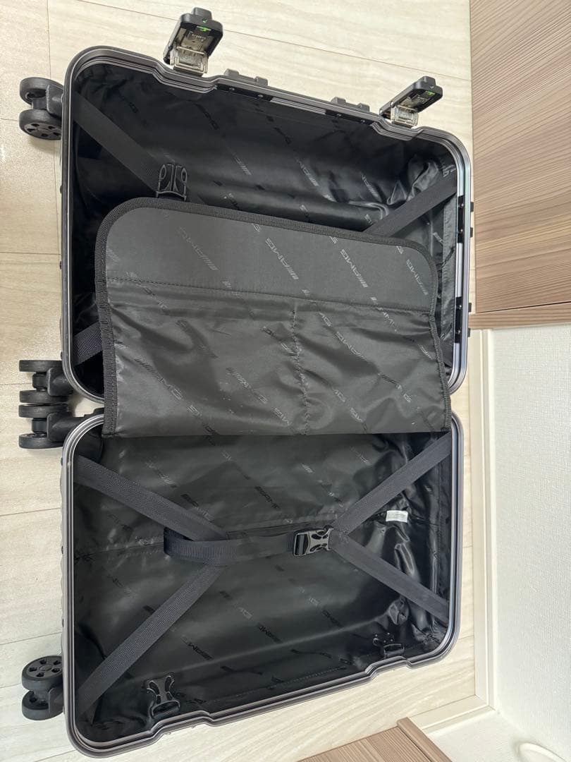 メルセデスベンツ　AMG 32リットル　キャリーケース　中古品
