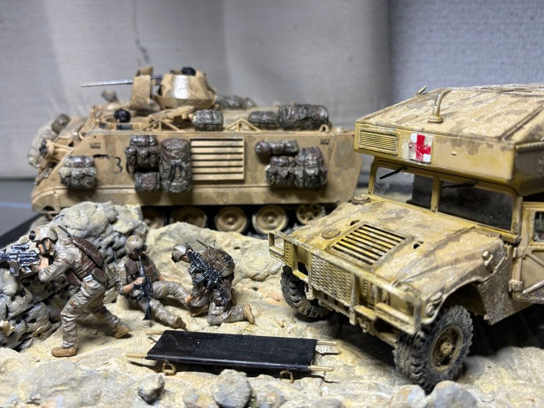戦車　ジオラマ　1/35 デザートワゴン　軍用車両ambulanceと兵士