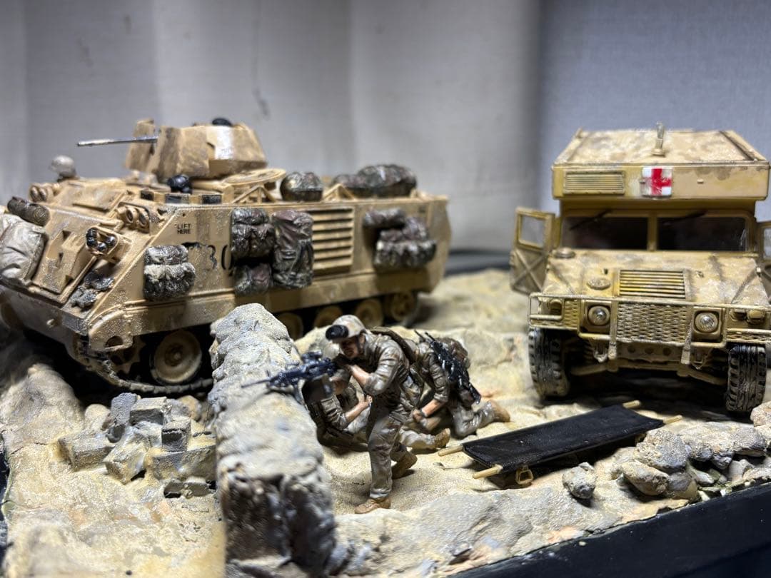 戦車　ジオラマ　1/35 デザートワゴン　軍用車両ambulanceと兵士