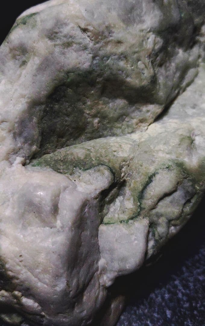 ★翡翠原石★糸魚川硬玉【小滝灰ラベ・転石・切り出し❶1319ｇ】