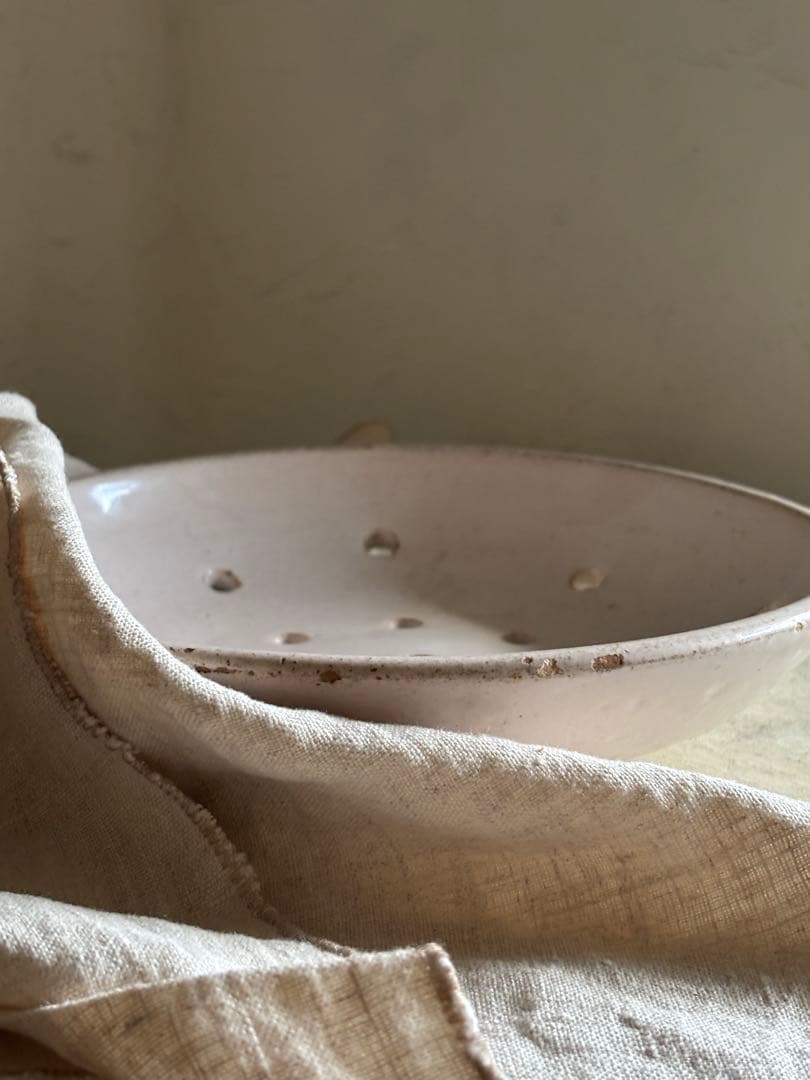 フランスアンティーク　ムスティエ コランダー