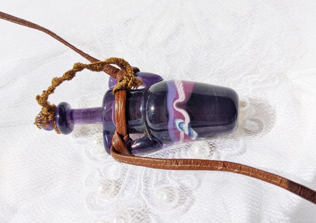 吉田正子トンボ玉（貳拾捌）　「瓶型」皮ひもネックレス　ガラス玉に込めた日本画