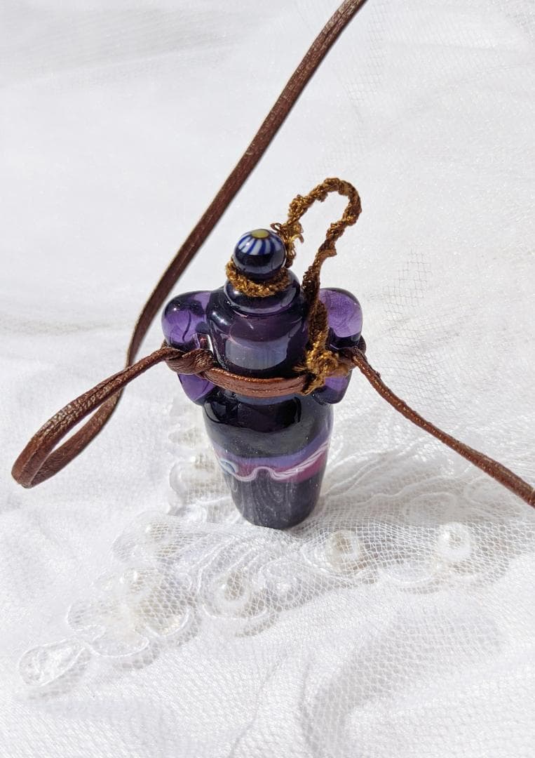 吉田正子トンボ玉（貳拾捌）　「瓶型」皮ひもネックレス　ガラス玉に込めた日本画