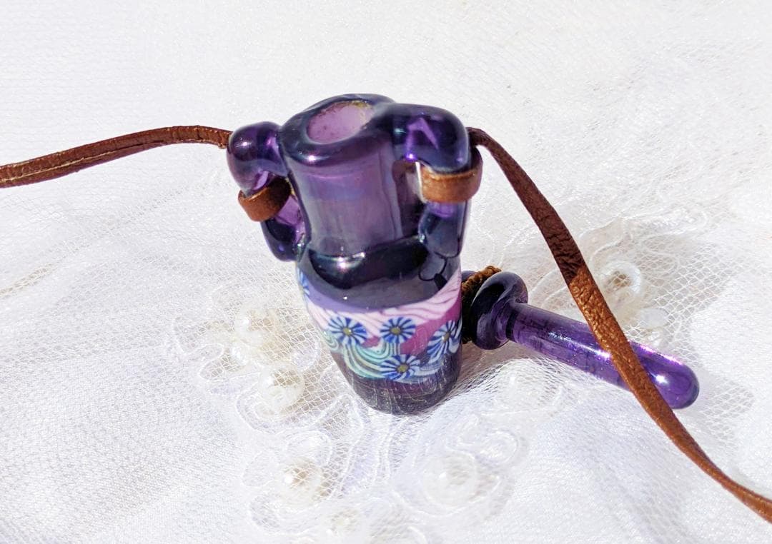 吉田正子トンボ玉（貳拾捌）　「瓶型」皮ひもネックレス　ガラス玉に込めた日本画