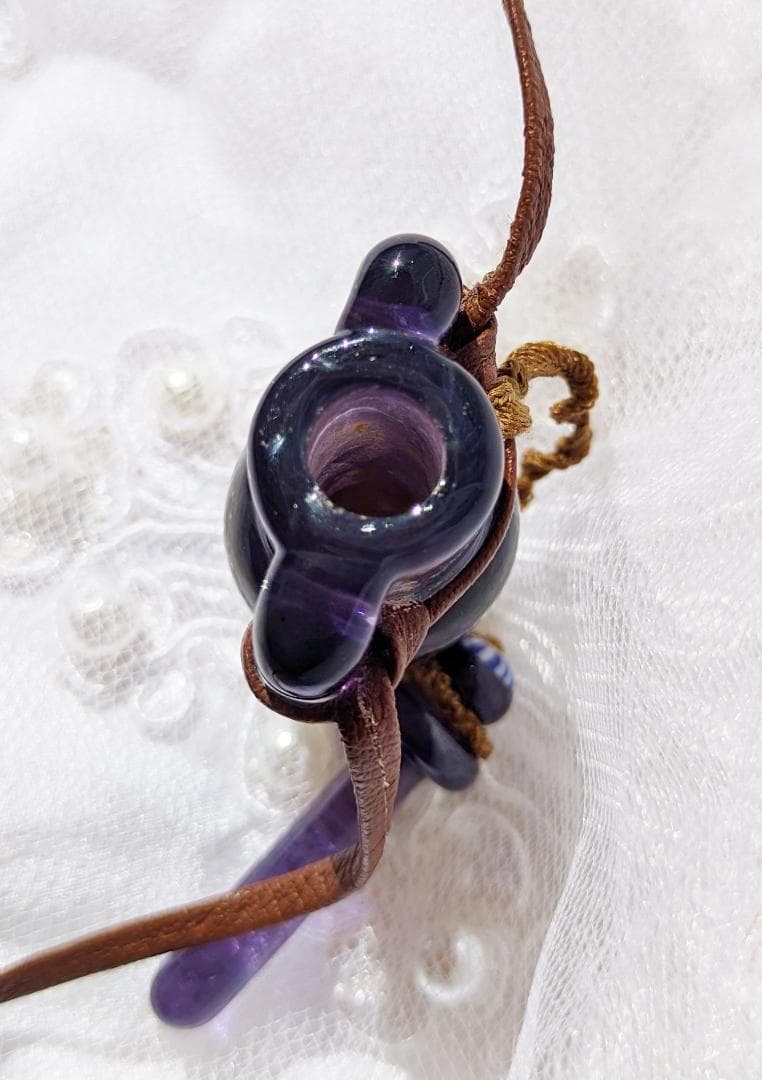 吉田正子トンボ玉（貳拾捌）　「瓶型」皮ひもネックレス　ガラス玉に込めた日本画