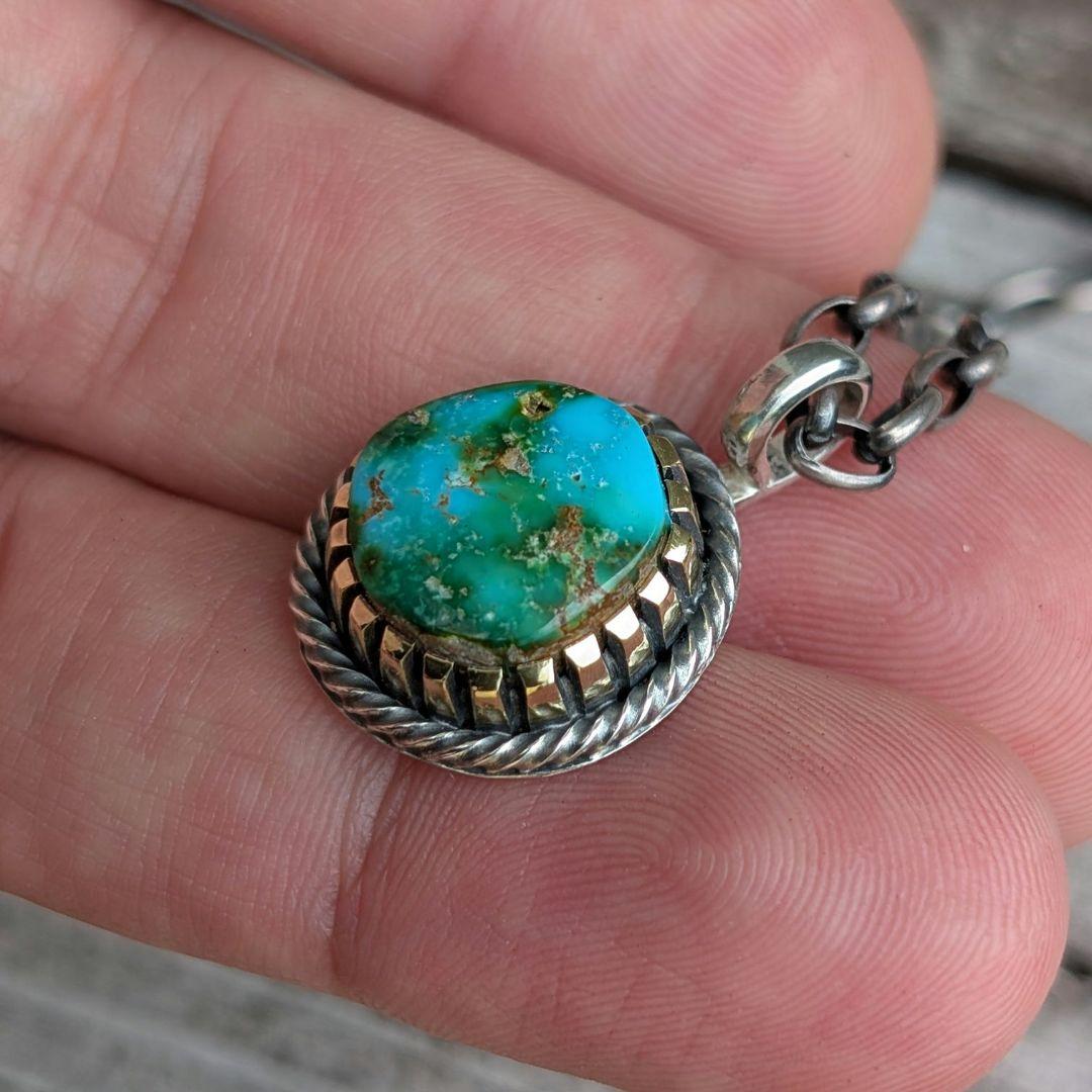 ハンドメイドのターコイズトップ　ペンダントトップ　インディアンジュエリー風