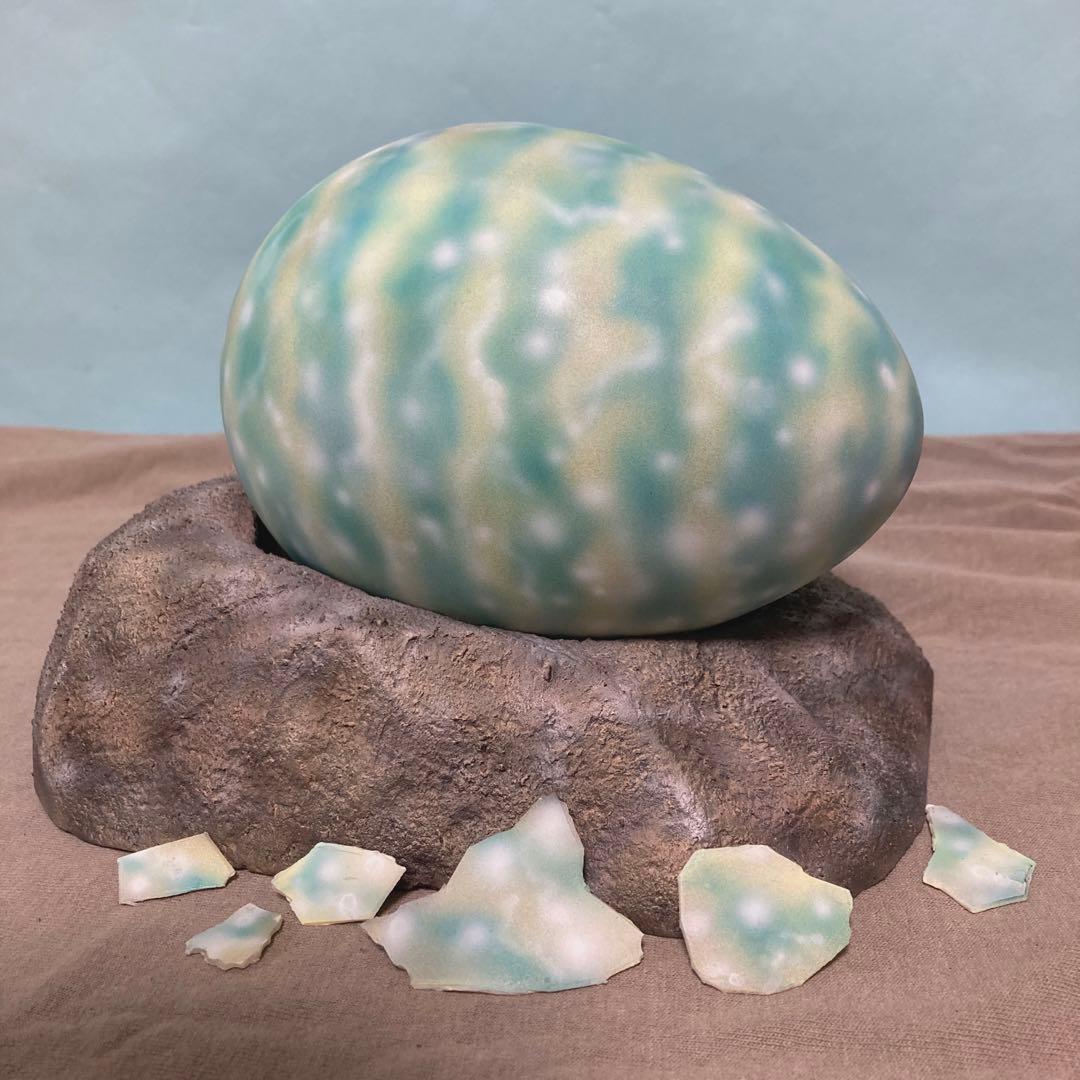 モスラ幼虫2体、卵、卵のかけら付き、卵の台座岩石のセット　カスタム品