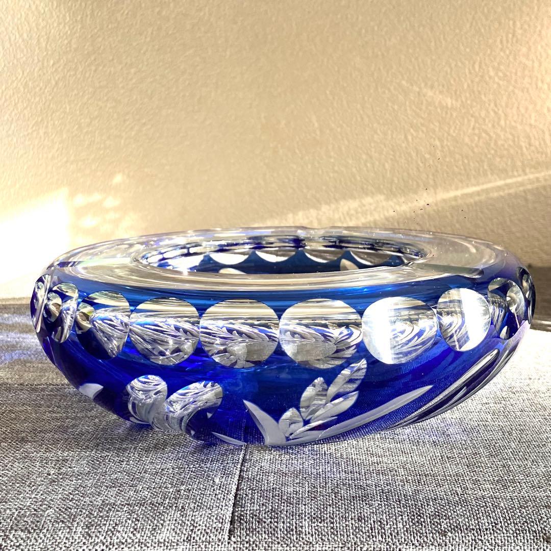 昭和レトロ　アンティーク　手作りガラス　切子の灰皿　切子青被せ