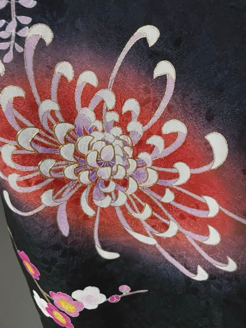引き振袖　手描き友禅の黒に、乱菊と藤の花が咲き誇る作家物のお引きずり　花嫁衣装