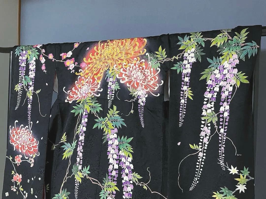 引き振袖　手描き友禅の黒に、乱菊と藤の花が咲き誇る作家物のお引きずり　花嫁衣装