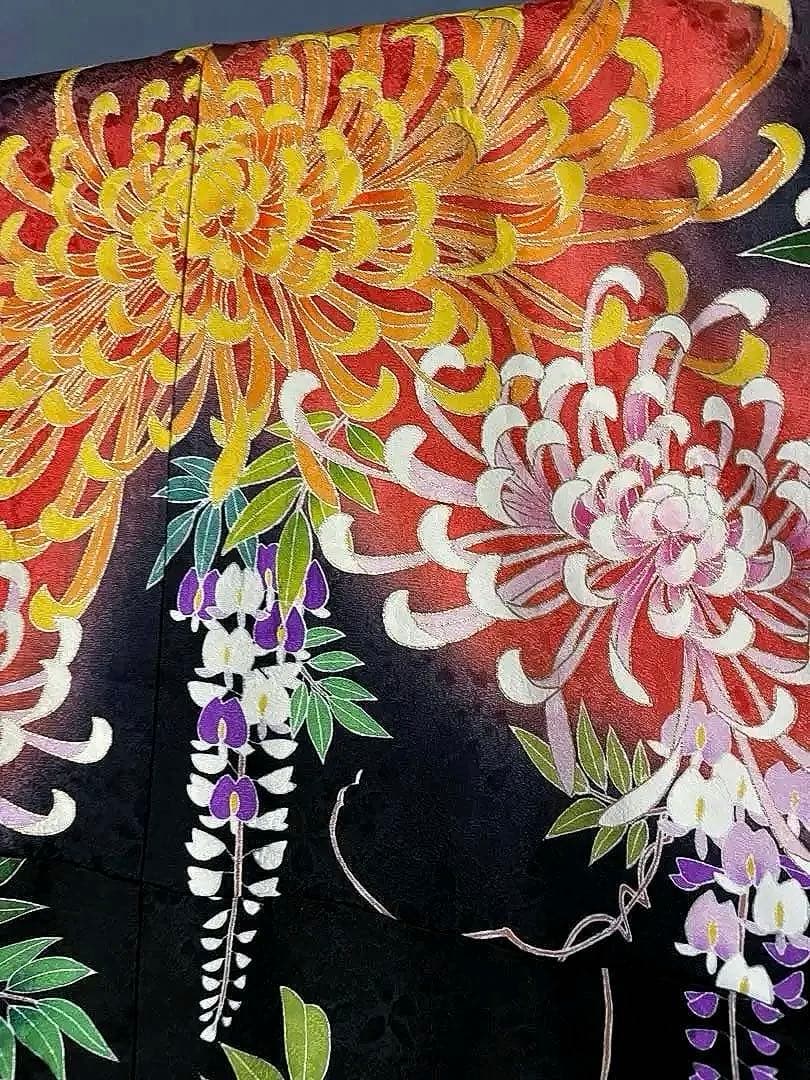 引き振袖　手描き友禅の黒に、乱菊と藤の花が咲き誇る作家物のお引きずり　花嫁衣装