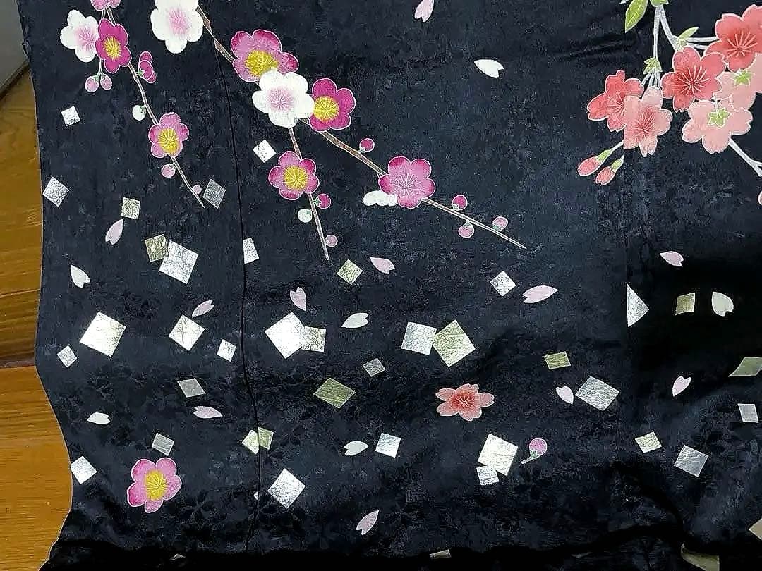 引き振袖　手描き友禅の黒に、乱菊と藤の花が咲き誇る作家物のお引きずり　花嫁衣装