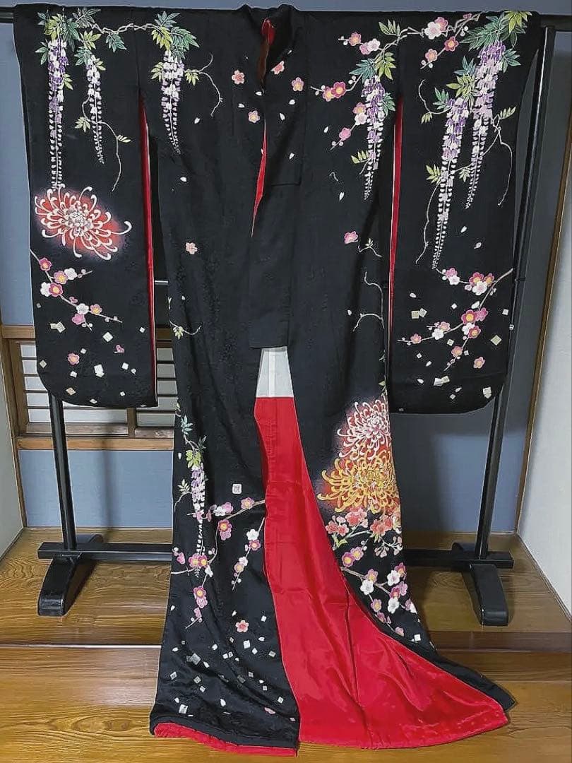 引き振袖　手描き友禅の黒に、乱菊と藤の花が咲き誇る作家物のお引きずり　花嫁衣装