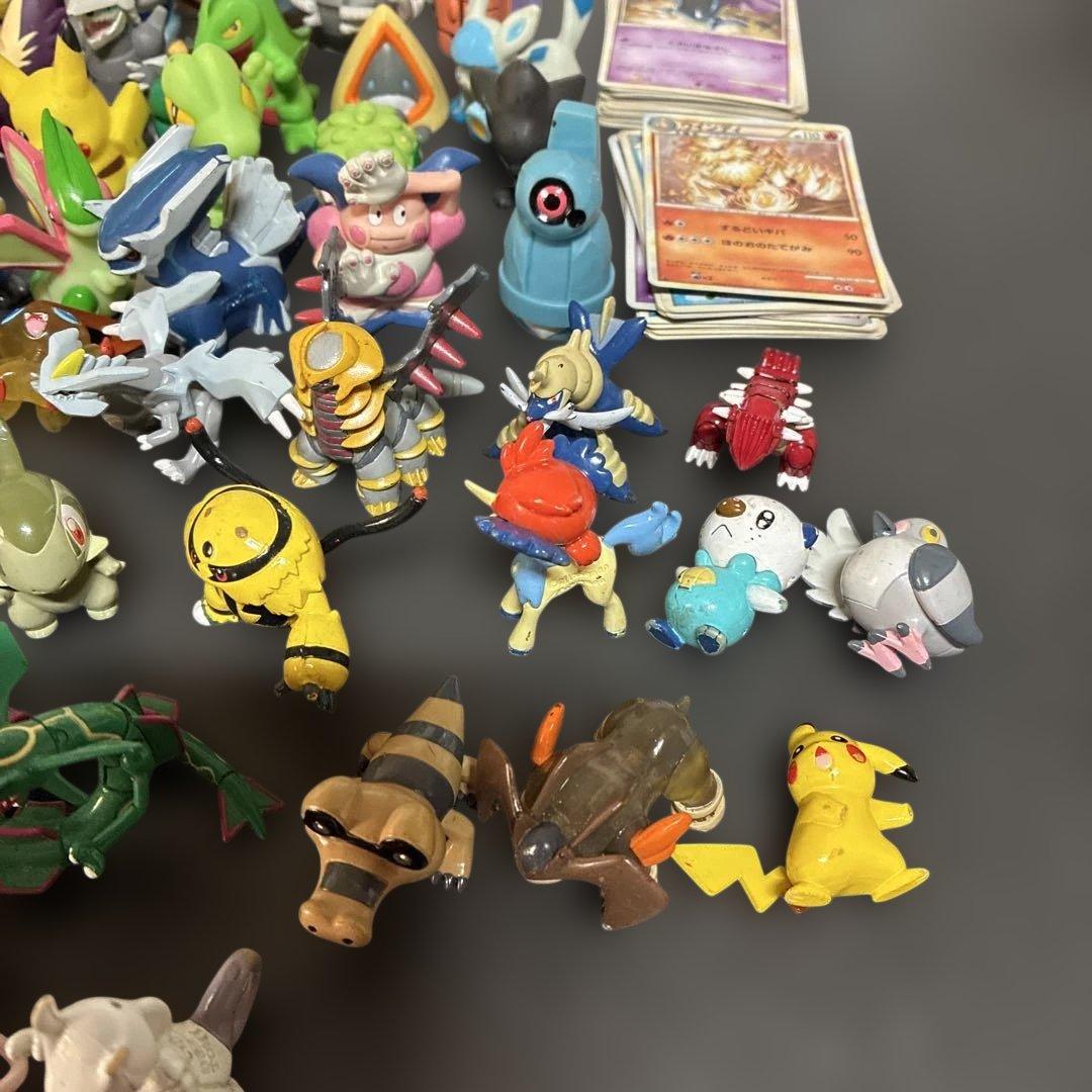ポケモン フィギュア 約100体と、古いポケモンカード