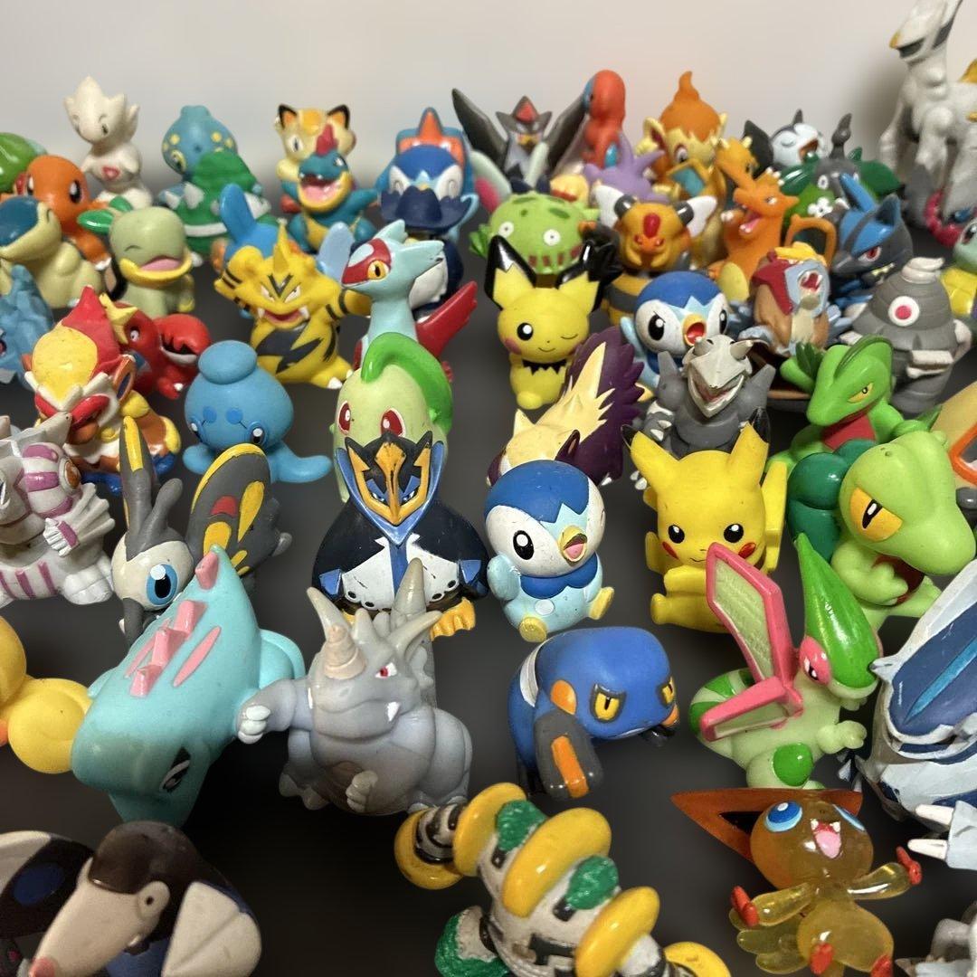 ポケモン フィギュア 約100体と、古いポケモンカード