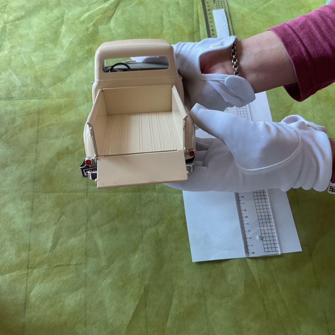 1963年モデル クリーム色ミニカー