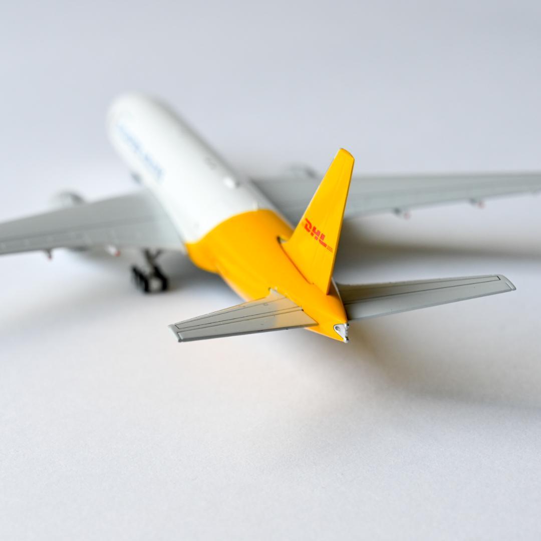 DHL × シンガポール航空 B777-8F 貨物機 1/400