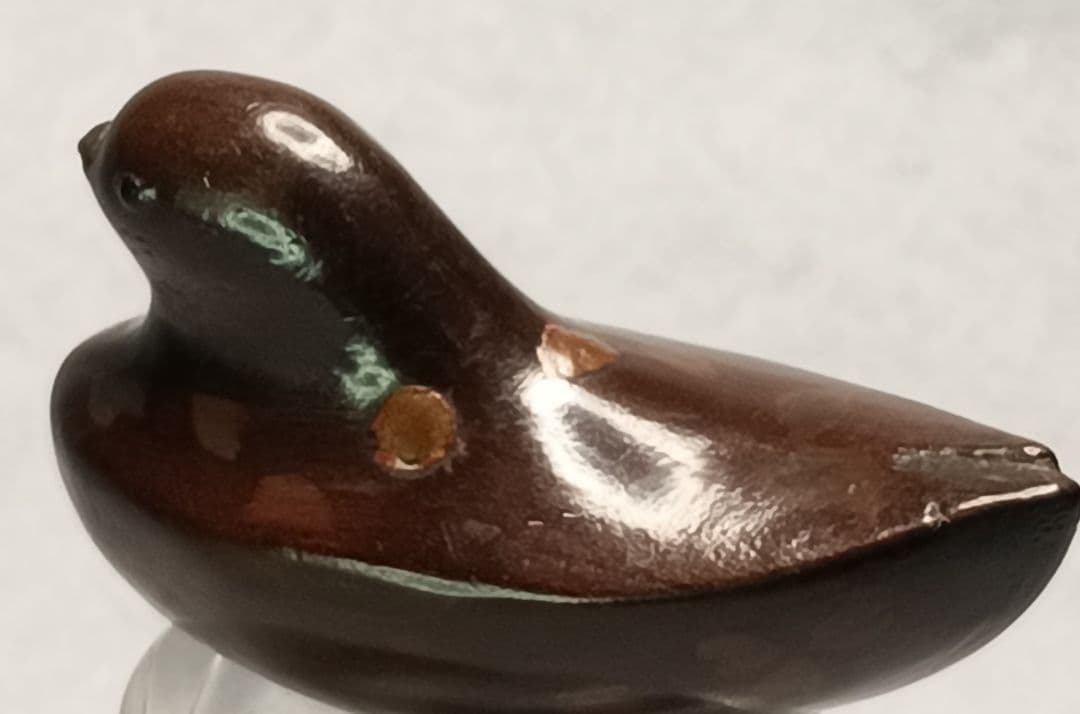 柘植彫 象嵌 根付「花筏 図 水鳥 と 桜の花びら 」 無銘だが名品