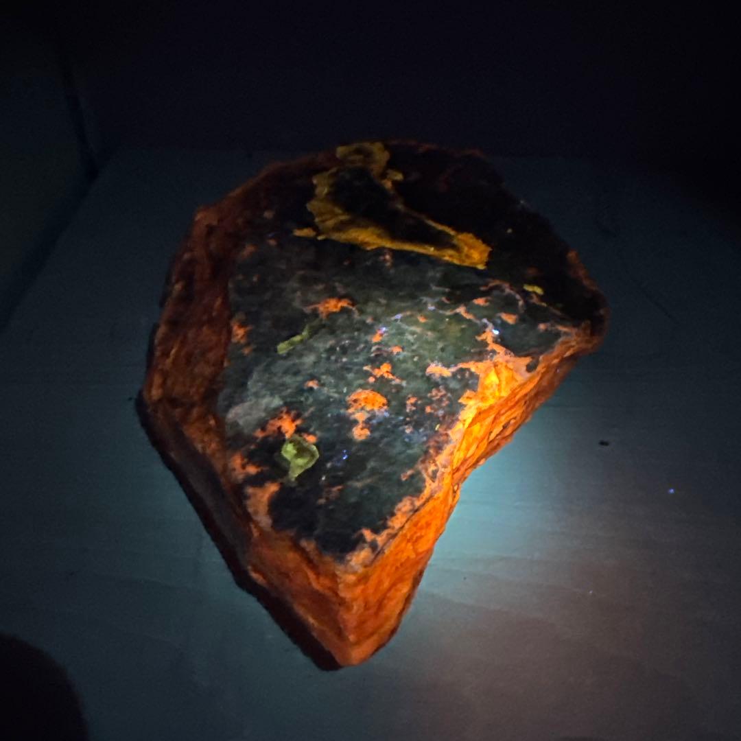 然別オパール 北海道石 蛍光オパール約3200ｇ