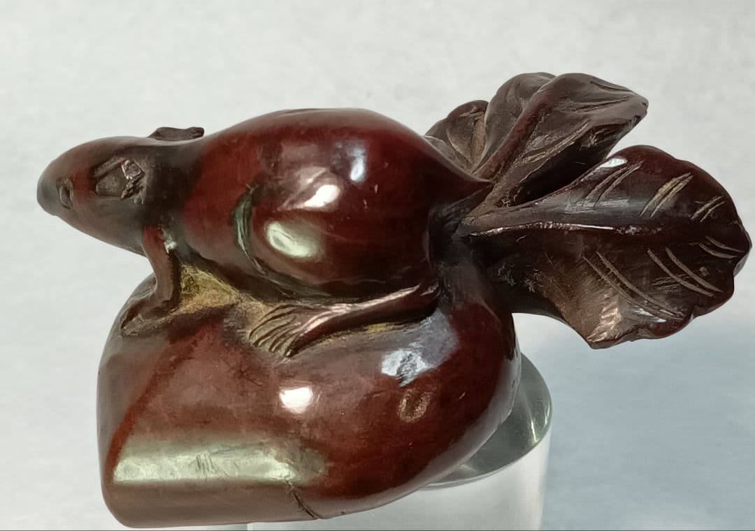 道楽齋 在銘 根付「蕪とねずみ 図」 柘植彫