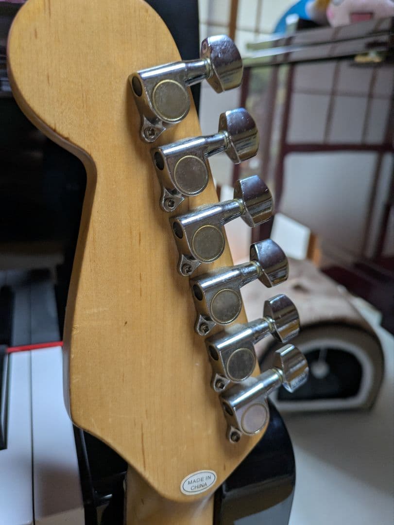 フォトジェニック　ブルー　エレキギター　ストラトキャスタータイプ