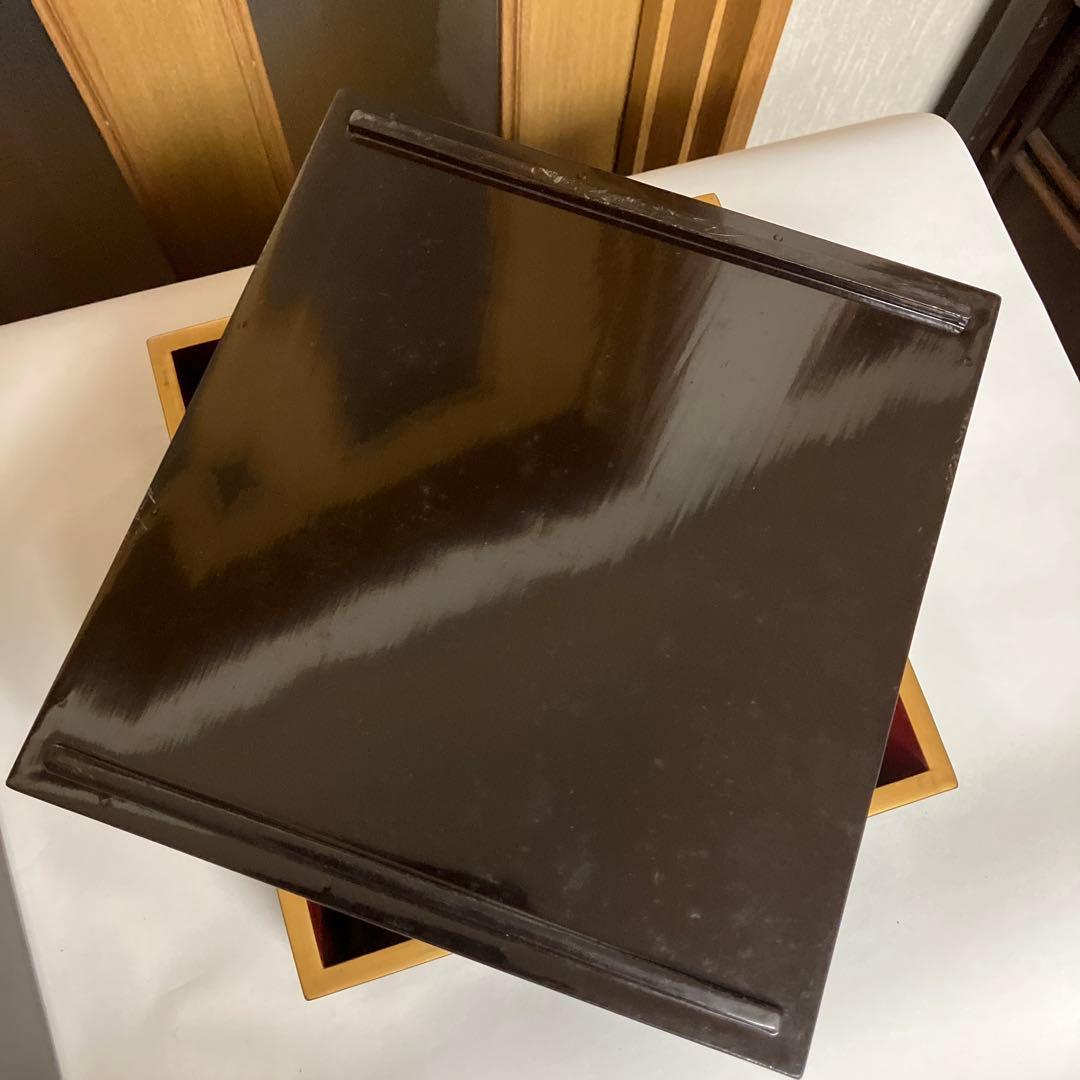 金縁黒内朱塗りのハ寸五段重箱と蓋二枚／金縁黒内朱塗りの重臺（じゅうだい）一個