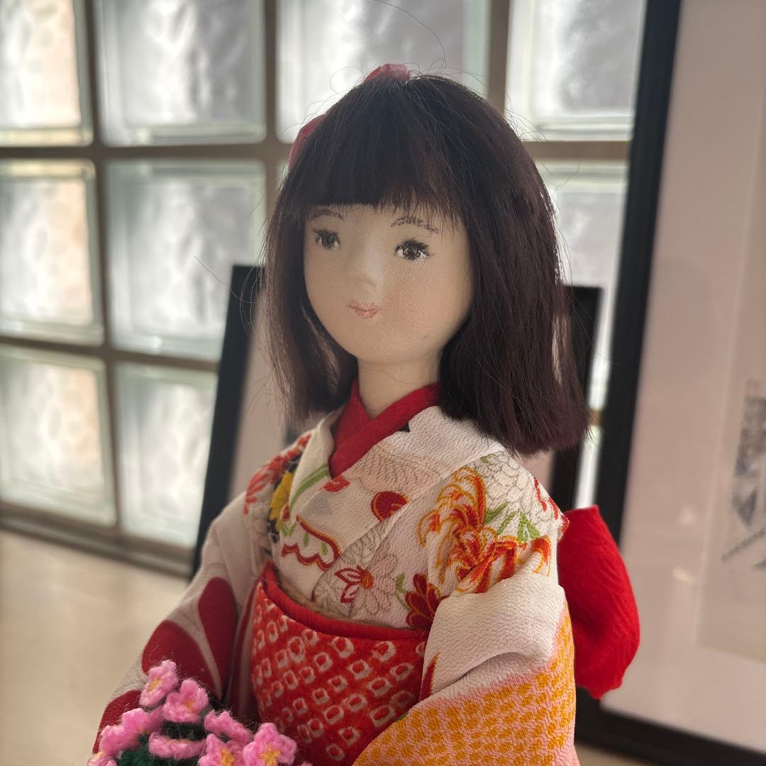 ㉑和服を着た人形 花のバスケット付き