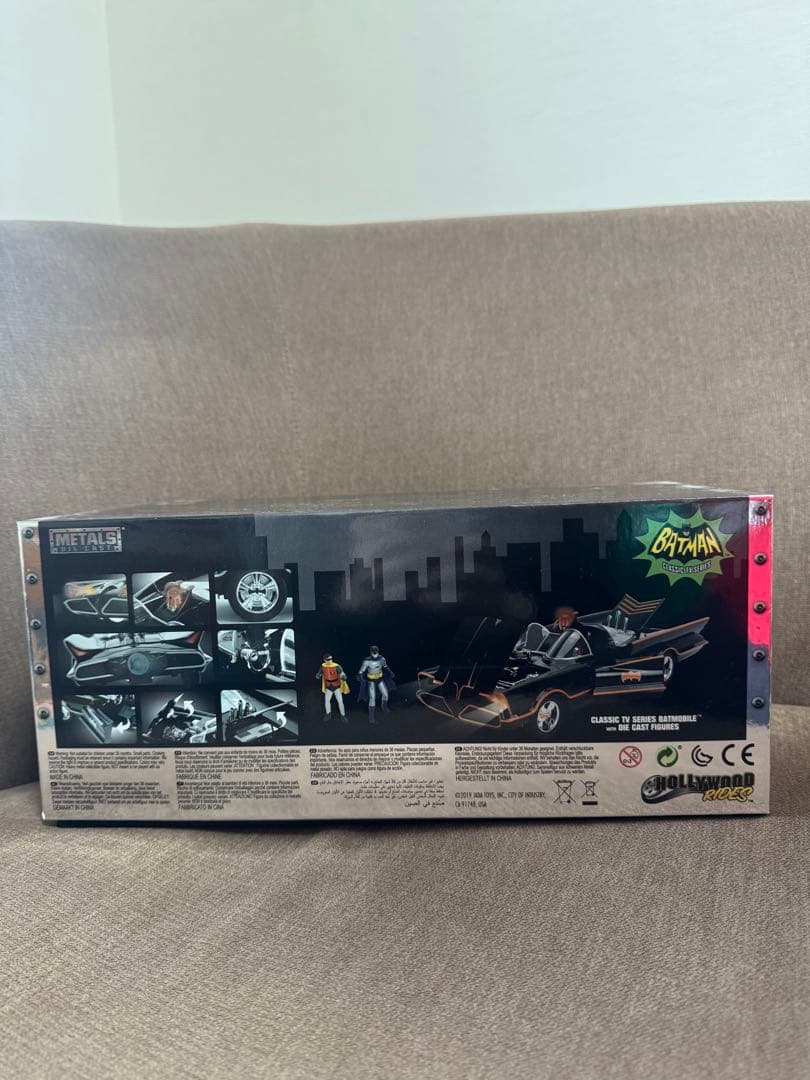 JadaTOYS/特別豪華モデル1966年バットモービル　フィギュア付ライト点灯